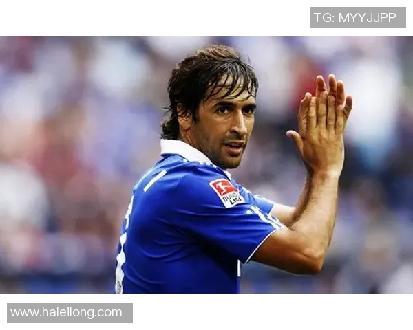 高清足球球星壁挂图精选 展现传奇风采 捕捉精彩瞬间的动感魅力